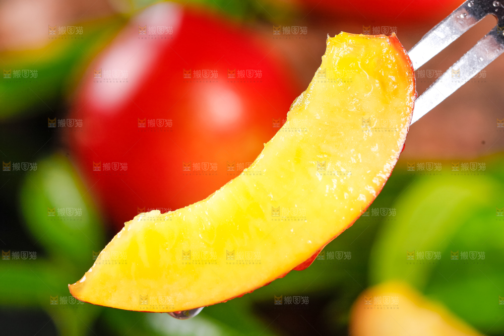 叉子叉着一块油桃