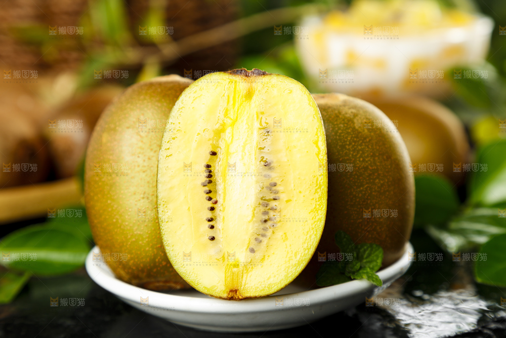 碟子里装着黄心奇异果