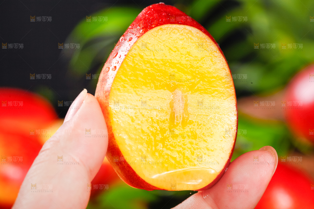 手里拿着黄心油桃