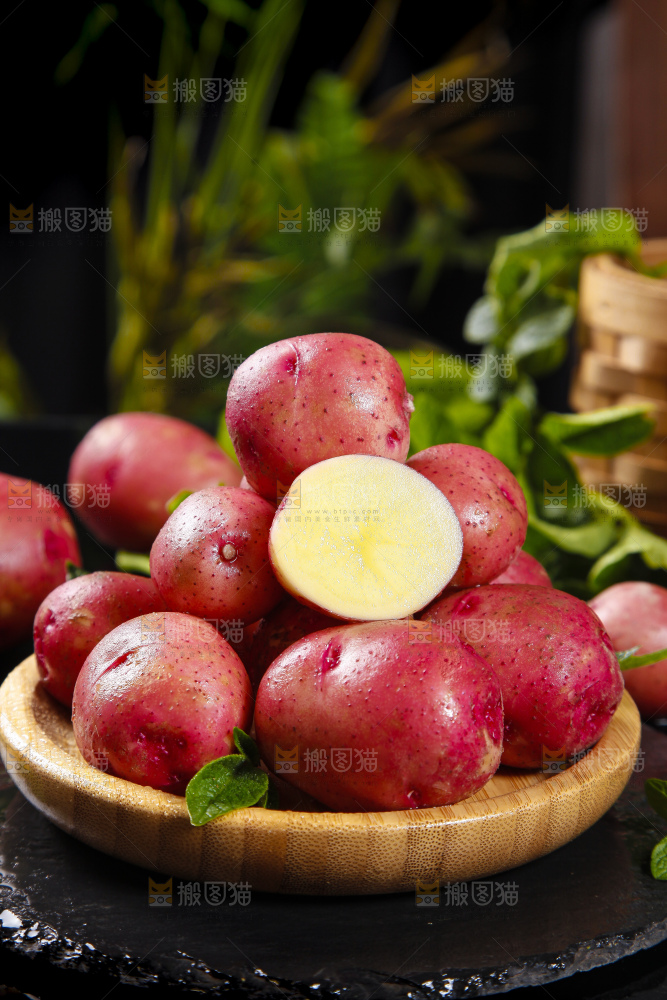 深底上摆放着红皮小土豆