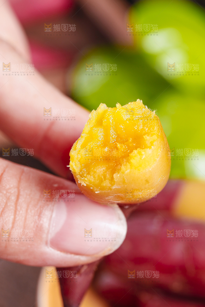 手里拿着板栗蜜薯