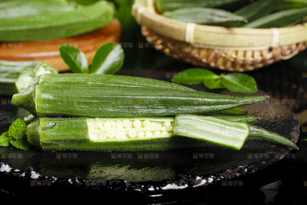 深底上摆放着黄秋葵