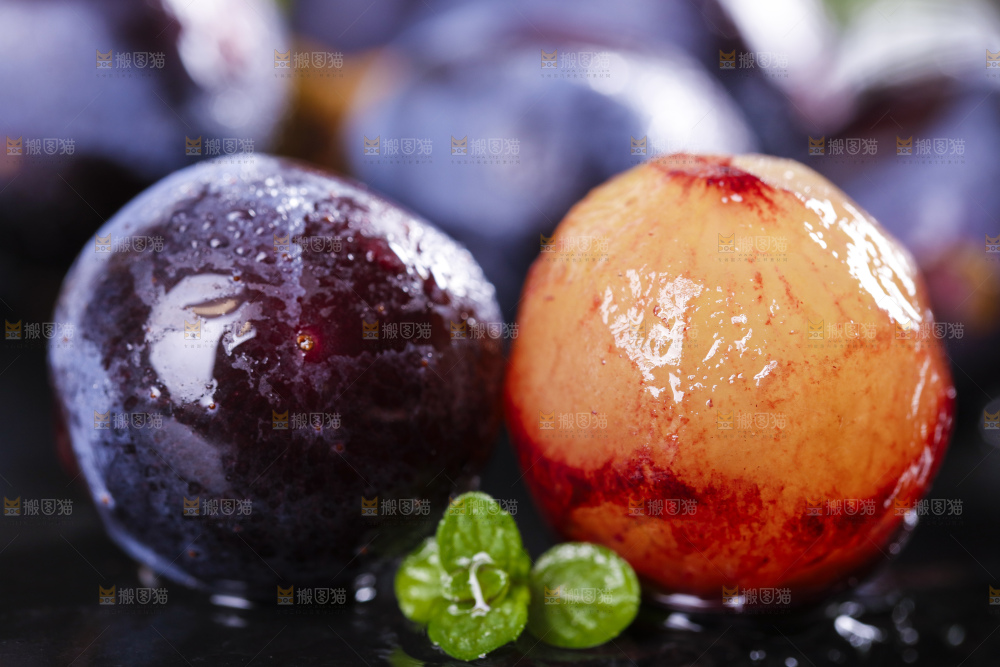 深底上放着夏黑葡萄