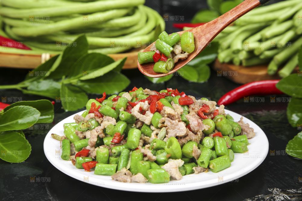 盘子里装着豇豆炒肉