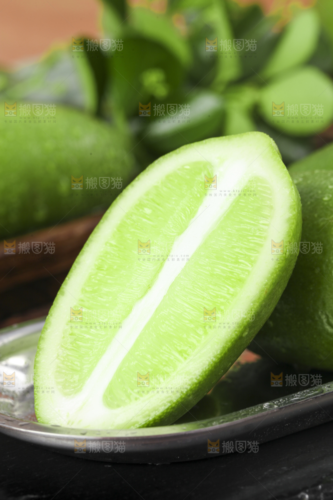 碟子里装着无籽香水柠檬