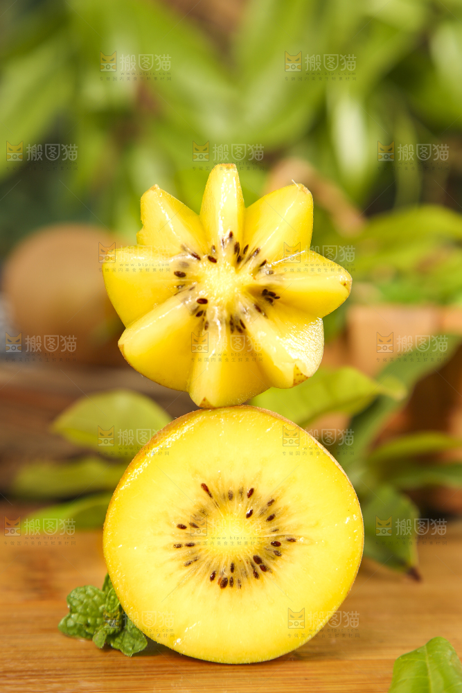 木板上放着陕西黄心猕猴桃