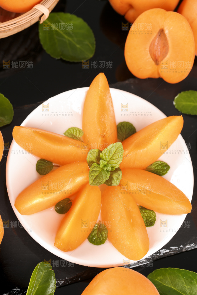盘子里放着金太阳杏