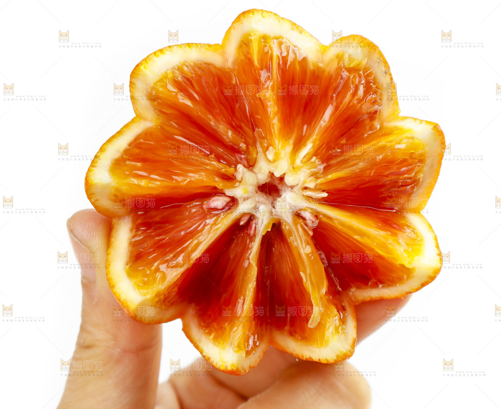 手里拿着塔罗科血橙