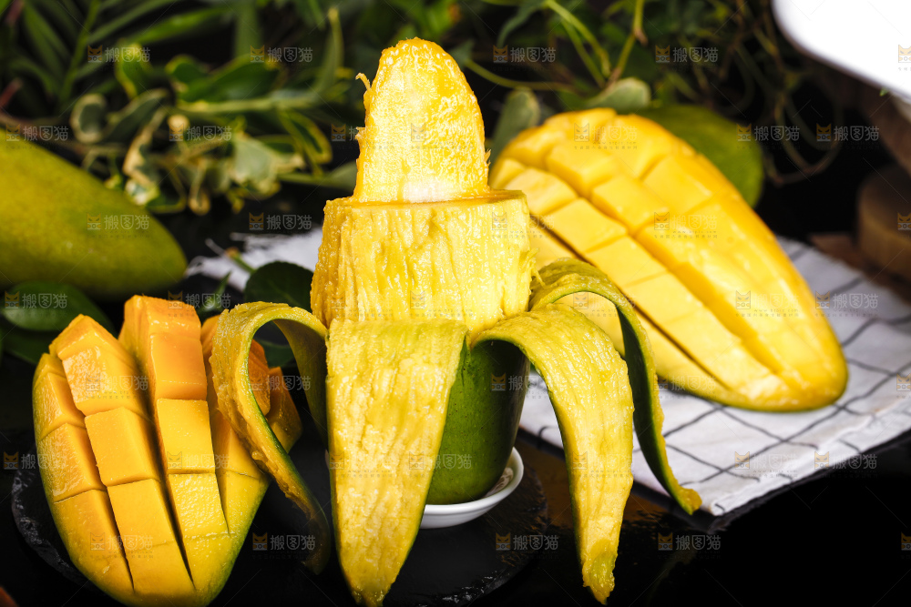 黑底上放着越南进口芒果