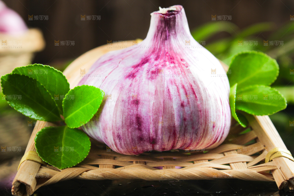篮子里装着紫皮蒜