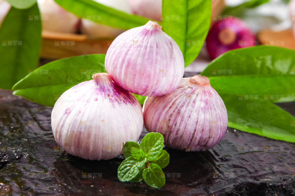 深底上摆放着紫皮独蒜
