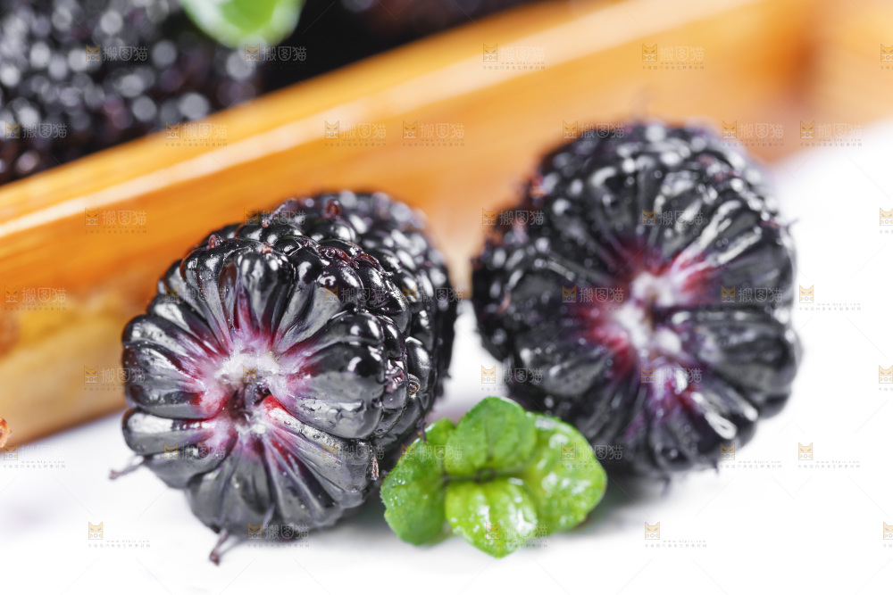 白底上放着上野生桑枣