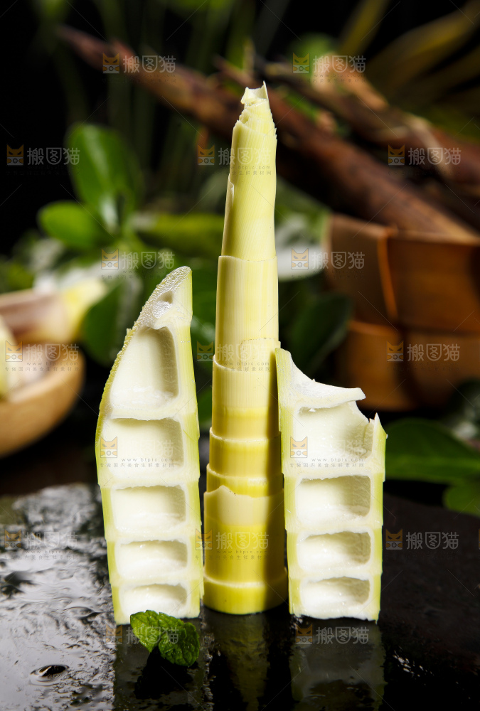 黑底上摆放着雷笋