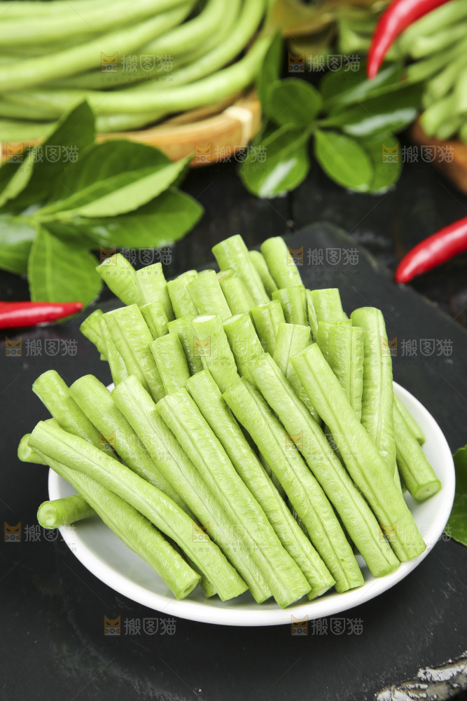 盘子里装着长豆角