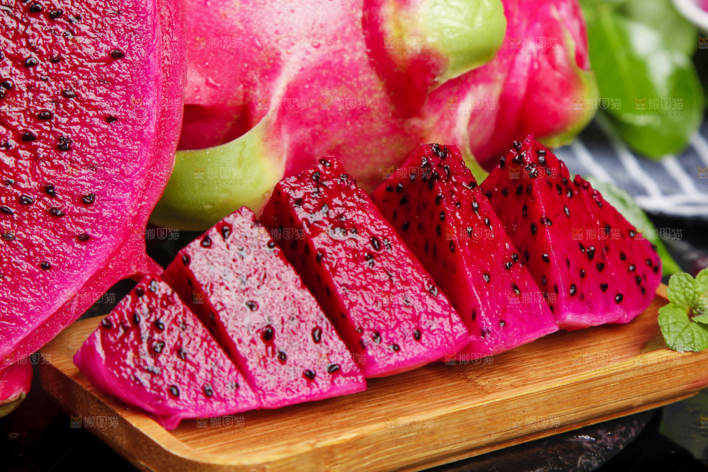 碟子里装着火龙果