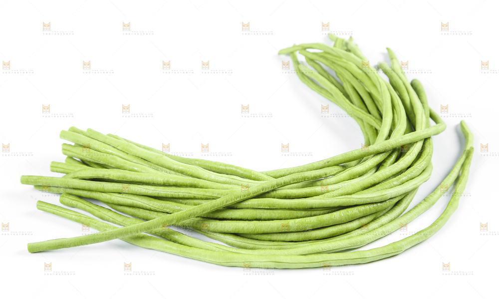 白底上摆放豇豆