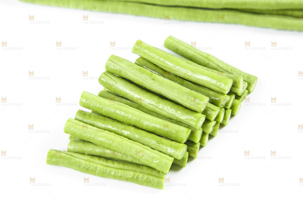白底上摆放着新鲜豇豆