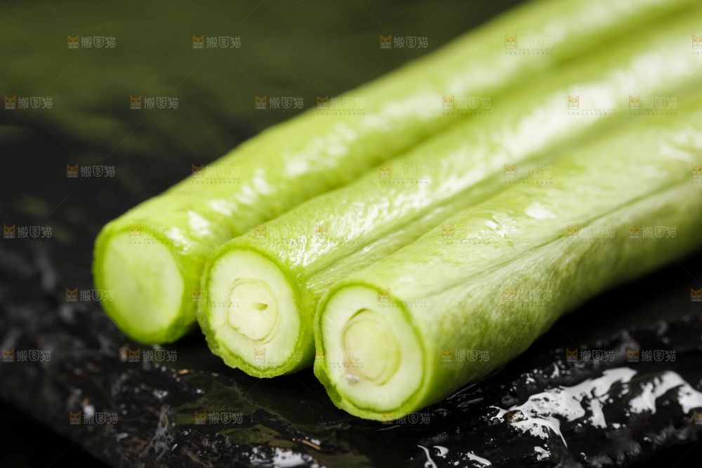 深底上摆放着长豆角