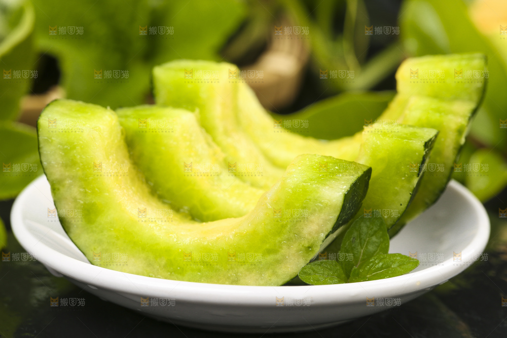 黑底上放着羊角蜜甜瓜