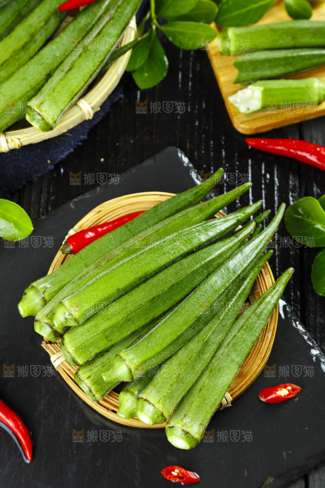 篮子里放着鲜嫩秋葵