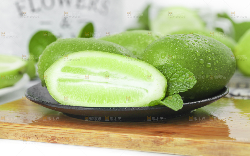 木底上摆放着无籽青柠檬