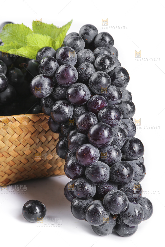 篮子里装着无籽黑提