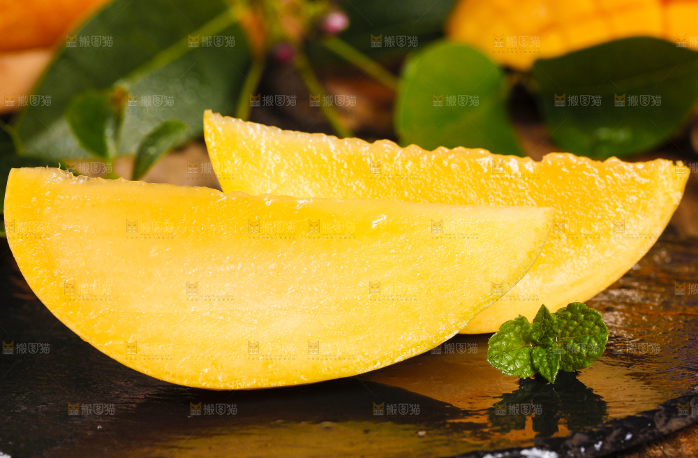 黑底上摆放着新鲜澳芒