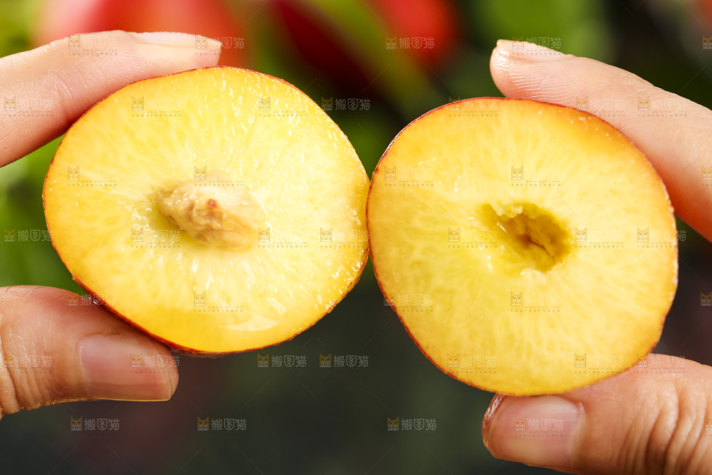 手里拿着黄心油桃