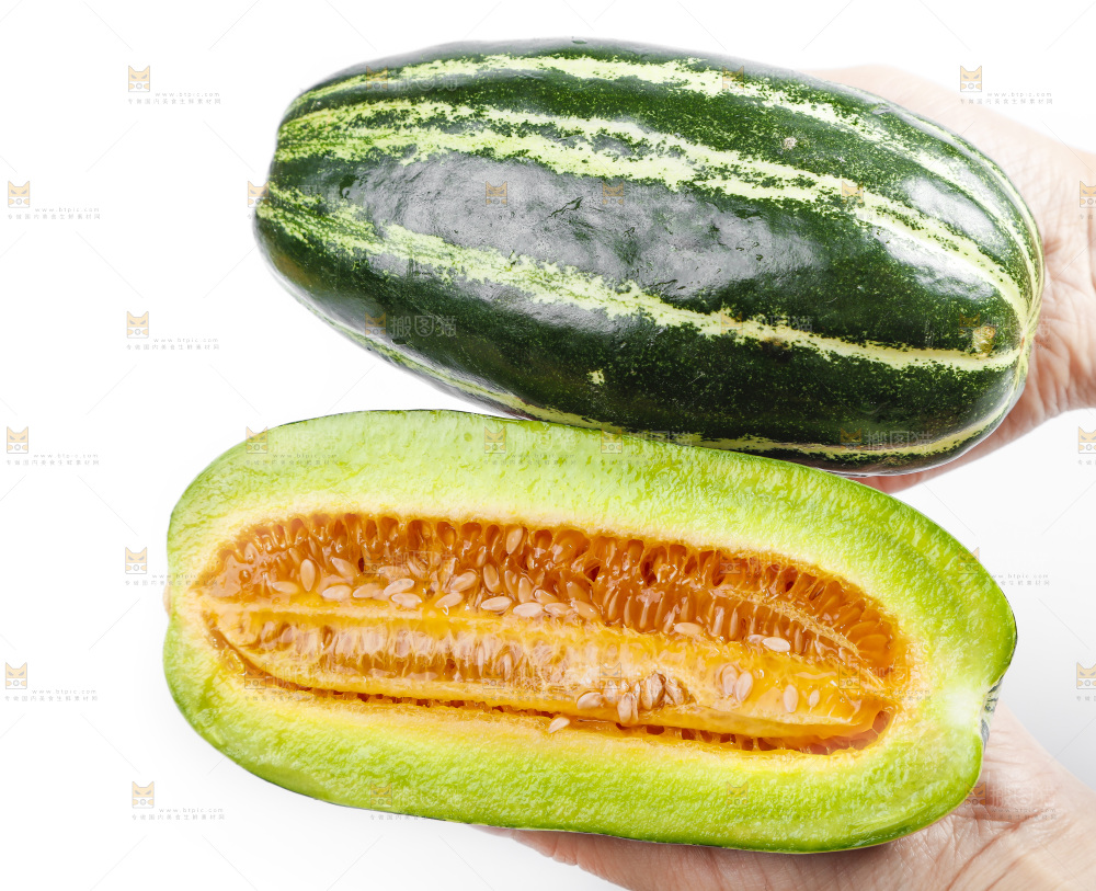 手里拿着新鲜博洋9号甜瓜