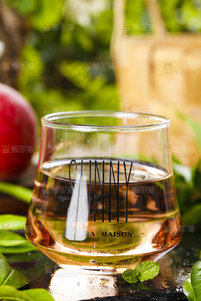 杯子里装着蜜桃榨的果汁