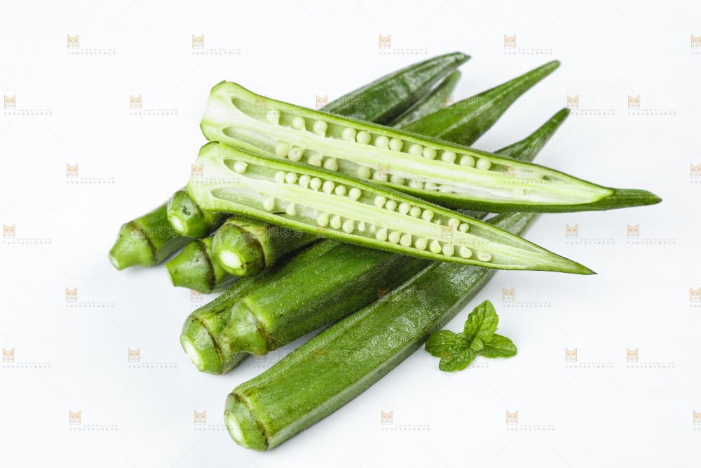 白底上摆放着秋葵