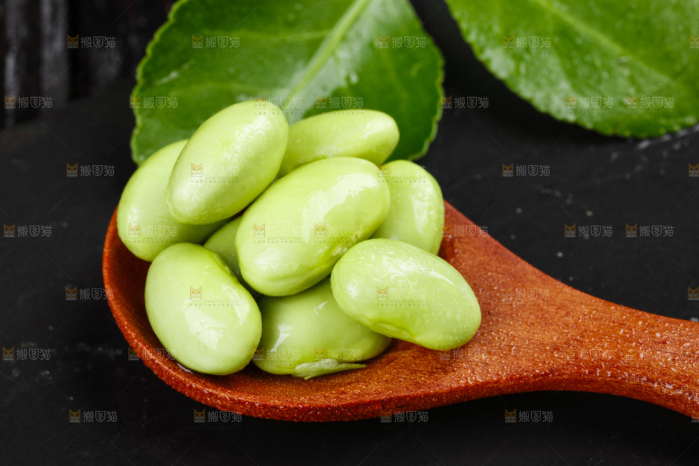 勺子上放着青豆