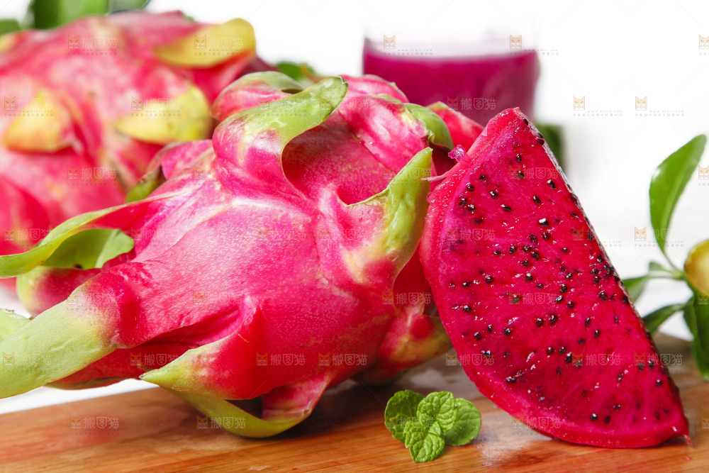 木底上放着火龙果