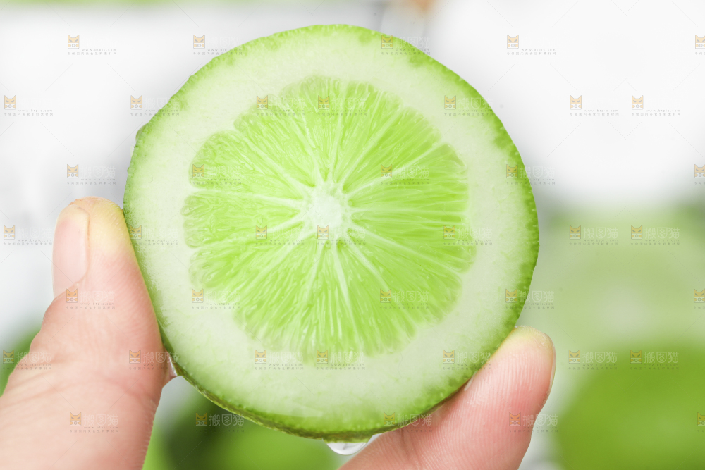 手里拿着青柠檬