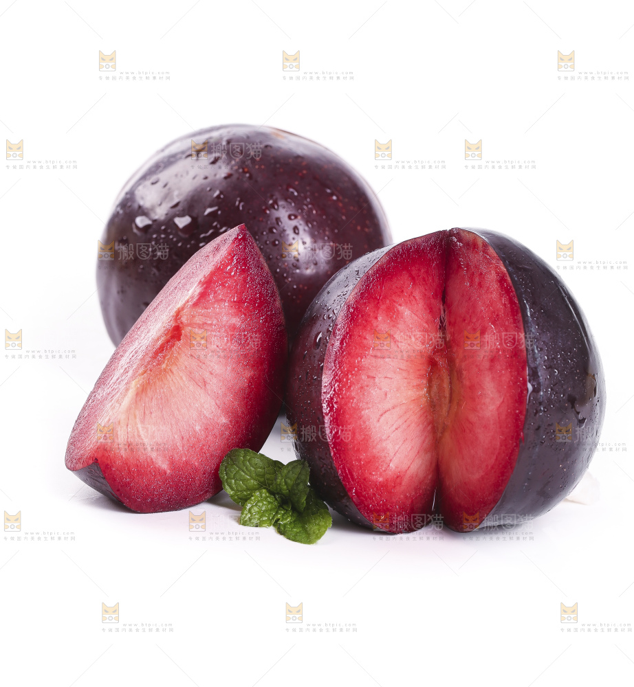 白底上摆放着新鲜恐龙蛋李