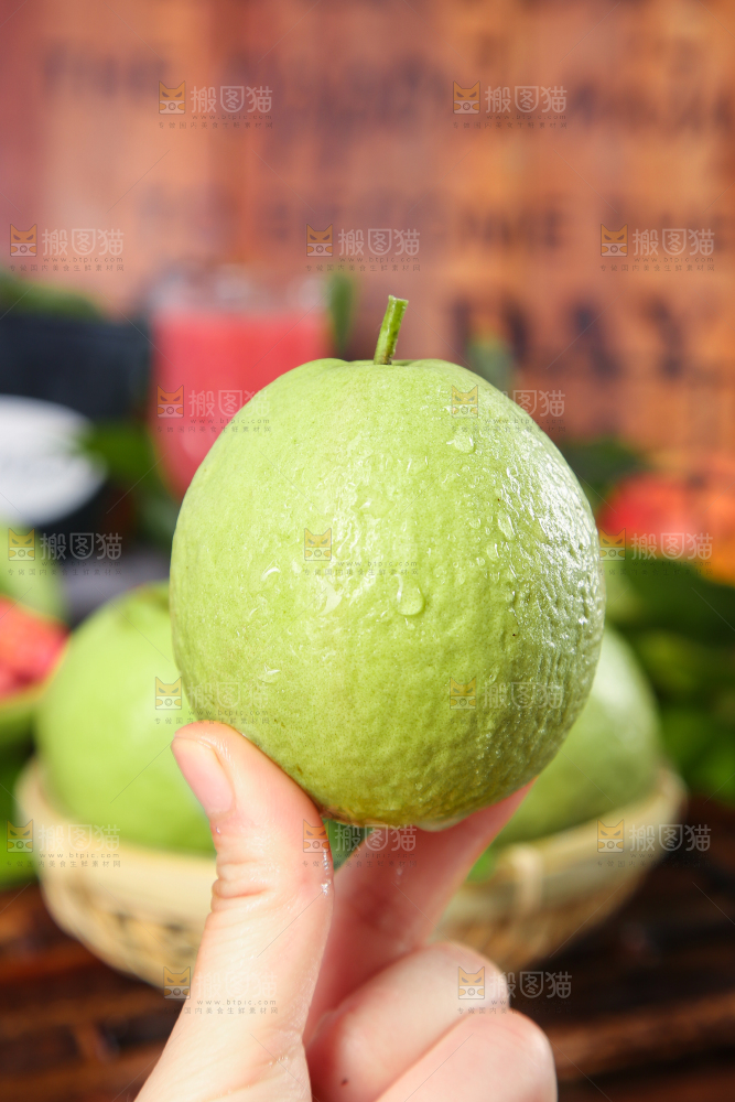手里拿着软心红芭乐