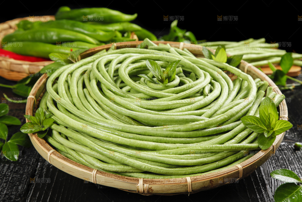 篮子里装着长豆角