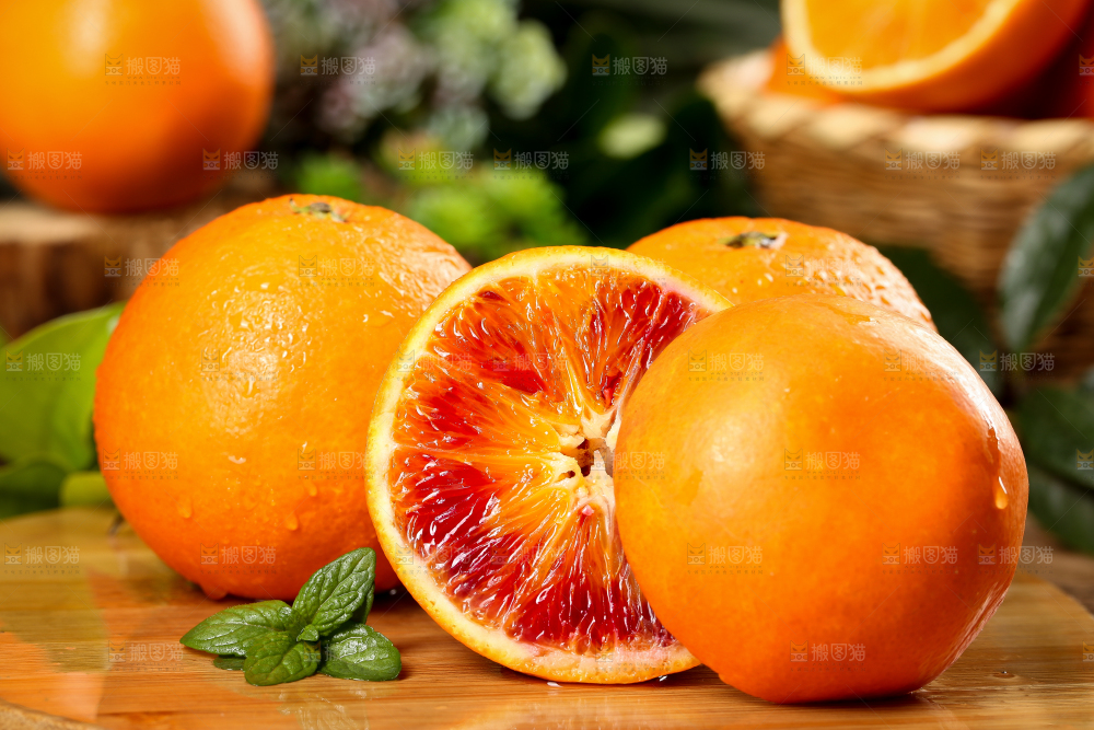 木底上摆放着四川塔罗科血橙