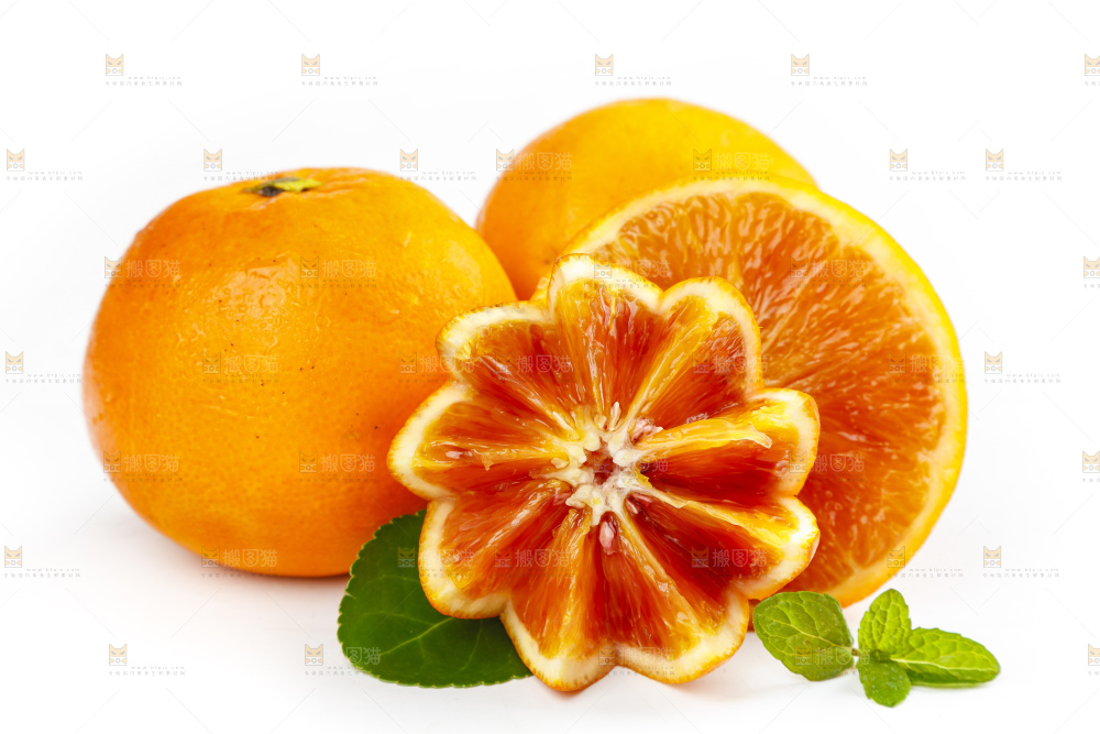 白底上摆放着血橙