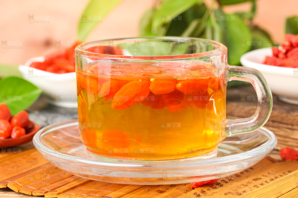 杯子里装着枸杞茶