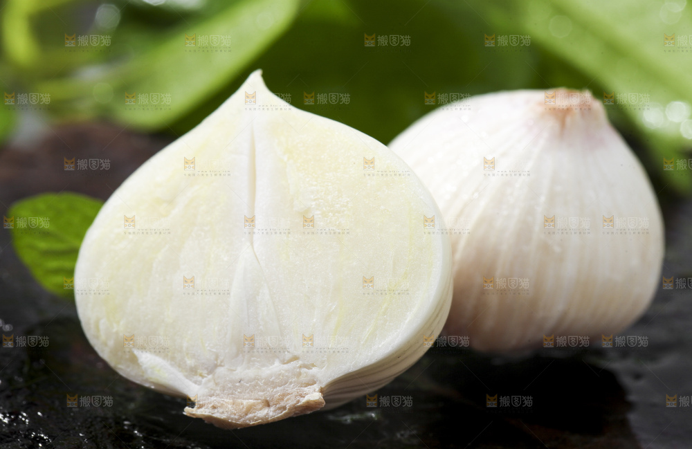 黑底上摆放着独蒜