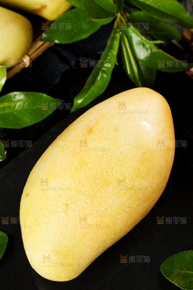 深底上摆放着越南高乐蜜芒果