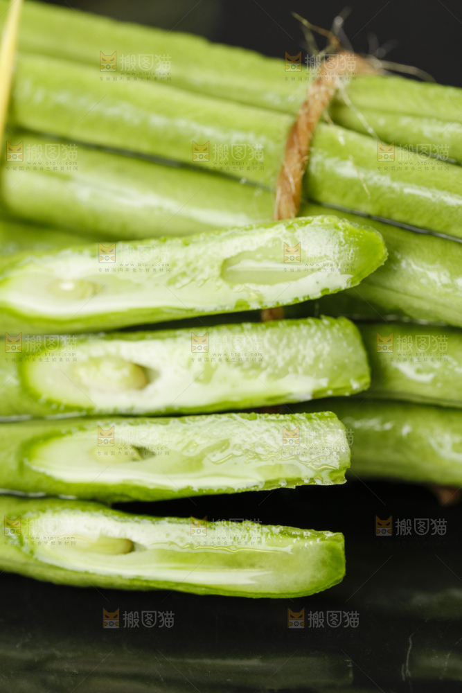 深底上摆放着长豆角