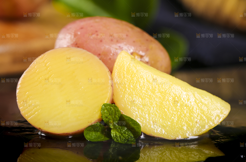 黑底上摆放着红皮黄心土豆