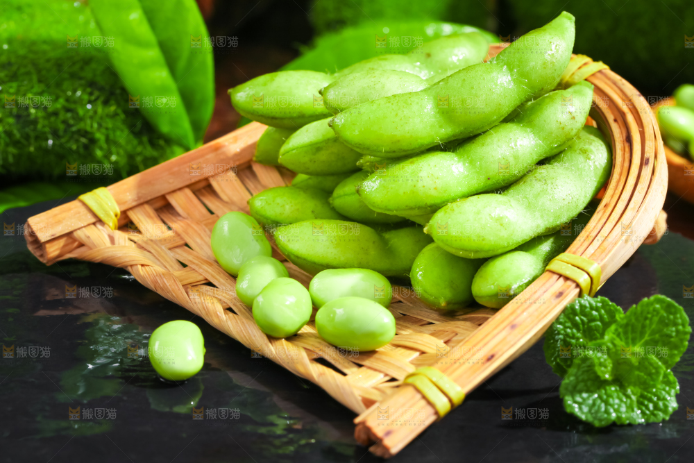 黑底上摆放着青豆