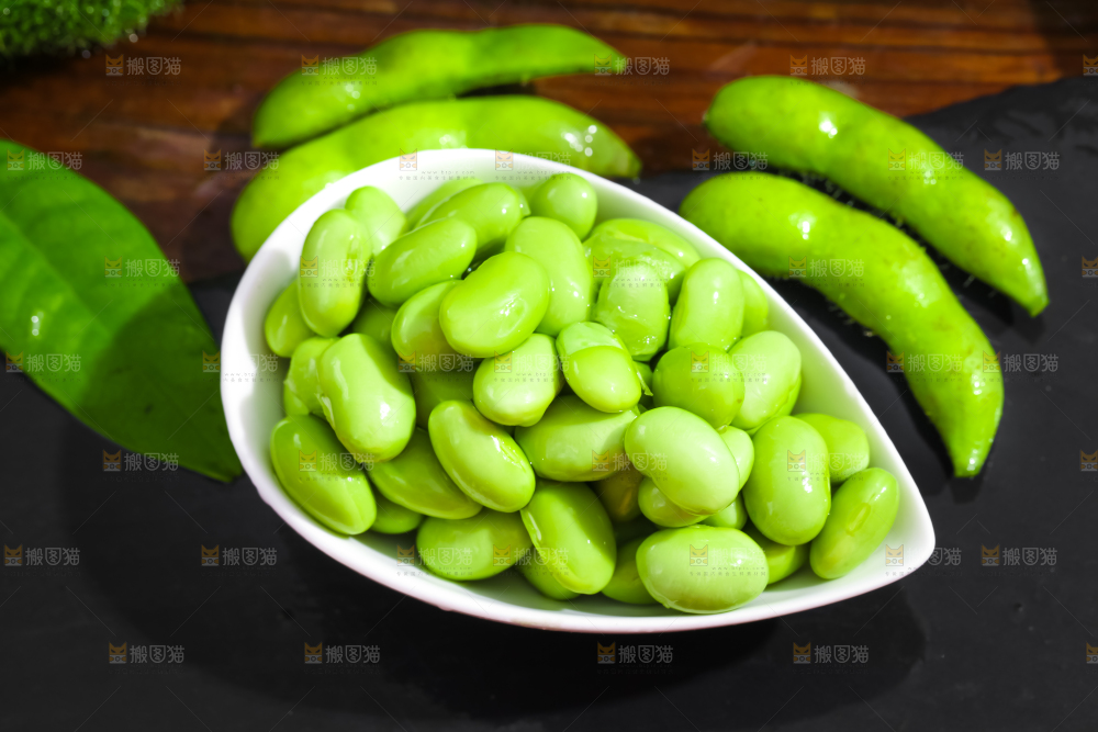 黑底上放着青豆