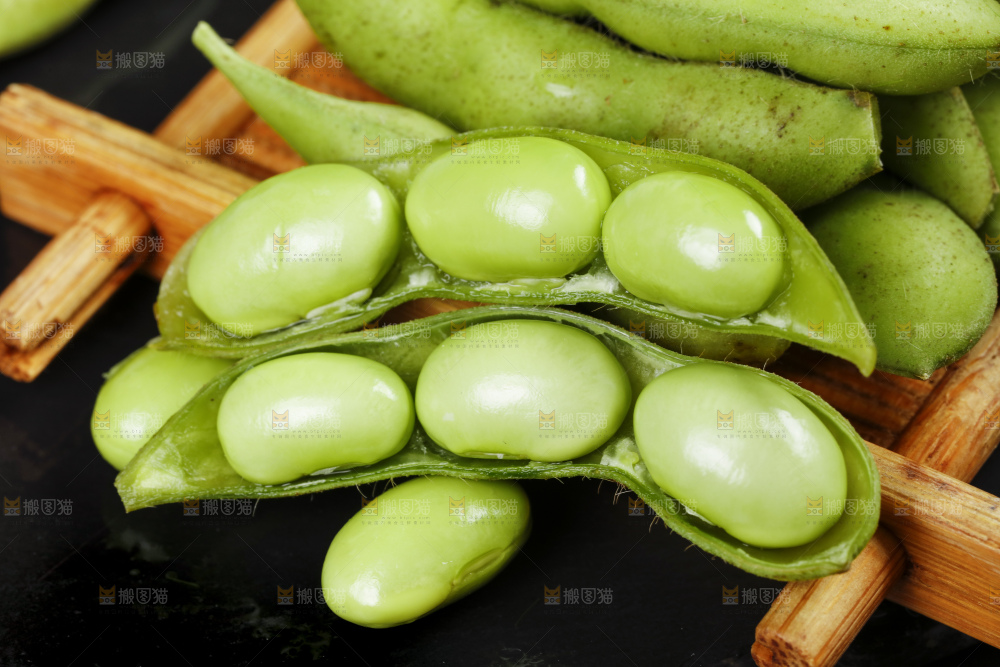 木盒里装着生毛豆