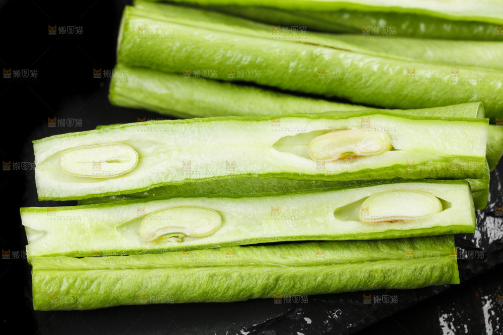 黑底上摆放着长豆角
