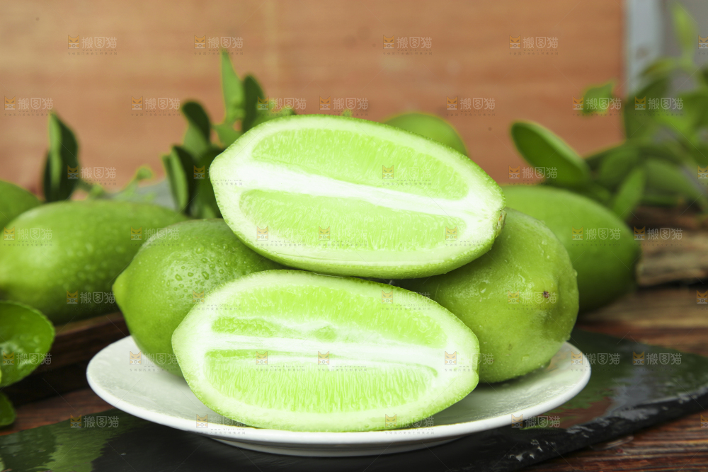 盘子里装着香水柠檬