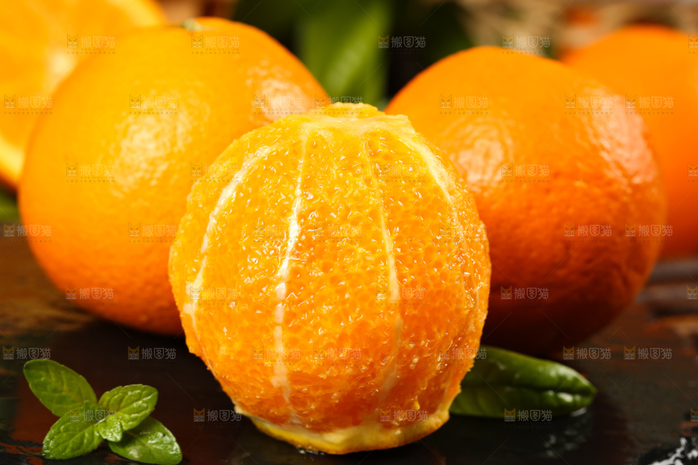 深底上摆放着赣南伦晚脐橙